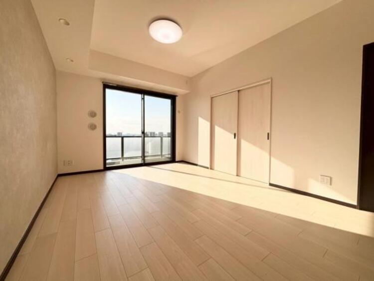 居間 ゆとりある15帖のリビングは、お子さんが小さい方には遊べるスペースとしてご利用するのもいいですね。