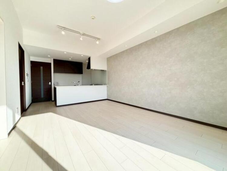 居間 落ち着きのあるリビングです。お友達が遊びに来た時にも使えますし、ちょっと疲れた時にお昼寝できるのも嬉しいですね。