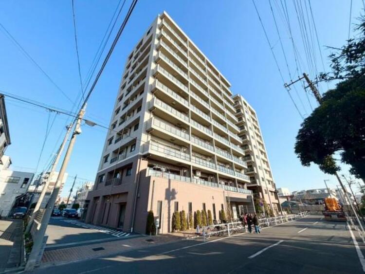 外観 陽とともに、時間によって顔を変える街の景観から、星空や夜景に負けないデザインの映える外観。この街ならではの美しい風景と、ここから紡がれる物語を建物外観から始まります。