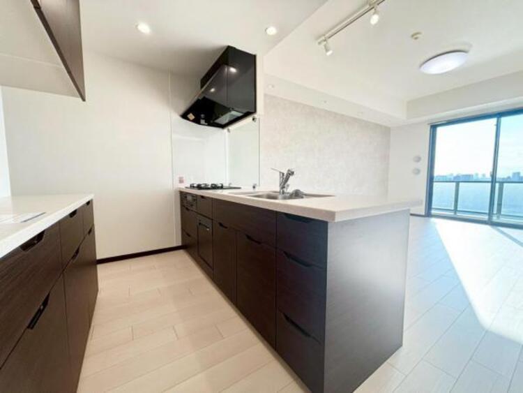 キッチン リビング全体が見渡せる対面式システムキッチン。お子様達がいつもママのそばにいられる安心感も生まれます。食事の用意をしながら家族との会話も弾み笑顔溢れる空間です。