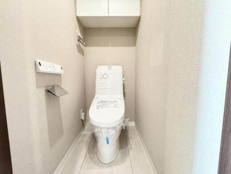 トイレ 白を基調としたウォシュレットトイレは清潔感あるプライベート空間を演出します。