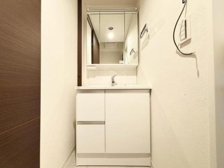 洗面 一日の始まりと終わりは洗面化粧台から。清潔感と機能性を備えたパウダールームです。