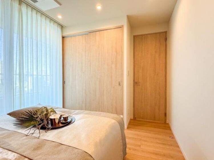 内装 【家具・小物は販売価格に含まれません】一日の疲れを取る主寝室は大型のベッドも配置が可能です。窓から注がれる光で家族とのコミュニケーションも明るくなりそうです。