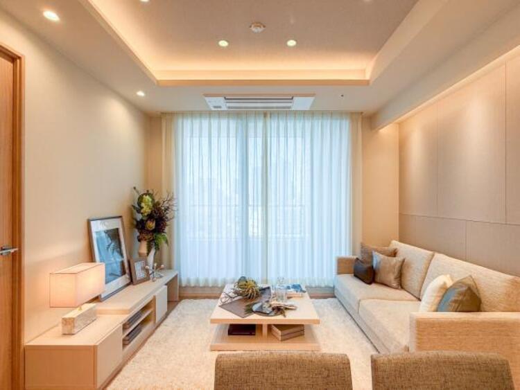 居間 【家具・小物は販売価格に含まれません】ソファーやダイニングテーブルを置いてもゆとりあるＬＤＫ。家族みなさんで寛げる空間をぜひ現地で体感してみてください。