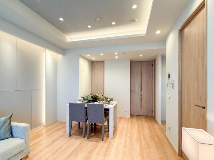 居間 【家具・小物は販売価格に含まれません】家族の暮らしを足元からポカポカと暖めてくれる床暖房。エアコンとは異なり、お部屋そのものが暖まるような感覚です。身体だけではなく、ご家族の心まで温めてくれる設備です。