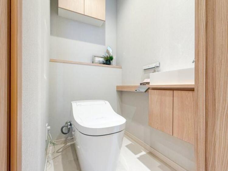 トイレ 白を基調としたウォシュレットトイレは清潔感あるプライベート空間を演出します。