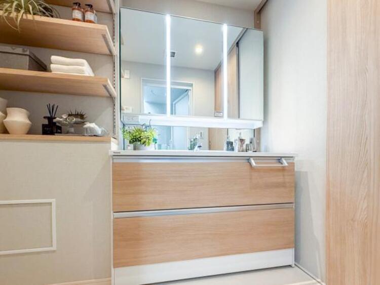 洗面 【家具・小物は販売価格に含まれません】三面鏡の付いた洗面化粧台は、鏡面裏側にも機能的な収納を配置。普段使いの洗面小物やスキンケア用品などが衛生的に保管できます。