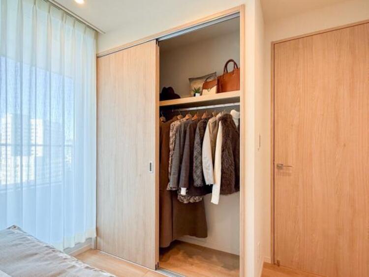 収納 【家具・小物は販売価格に含まれません】クローゼットは棚やハンガーパイプが付いており、スーツや上着などが収納可能です。