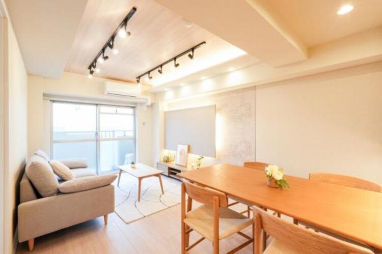 居間 【家具・小物（調度品）は販売価格に含まれません】ゆったりとくつろげる、明るく開放的なリビング空間です。