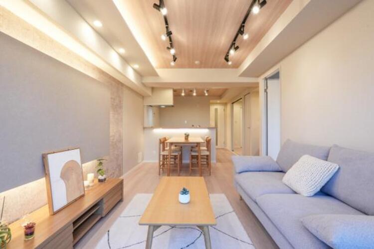 居間 【家具・小物（調度品）は販売価格に含まれません】落ち着いた色合いの内装で、居心地の良い空間を演出。