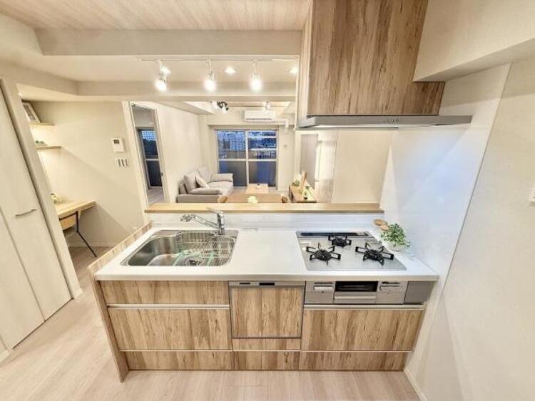 キッチン 広々としたキッチンで、家族みんなで料理を楽しめます。