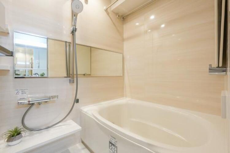 風呂 清潔感のあるバスルーム。高級感のあるデザインが魅力です。