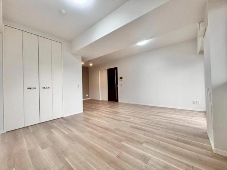 居間 家族が集まるリビングは明るさが取れる設計に。続き間の洋室はお子様を遊ばせるスペースとしても重宝します。ライフスタイルの変化にも対応しやすい間取り設計にしました