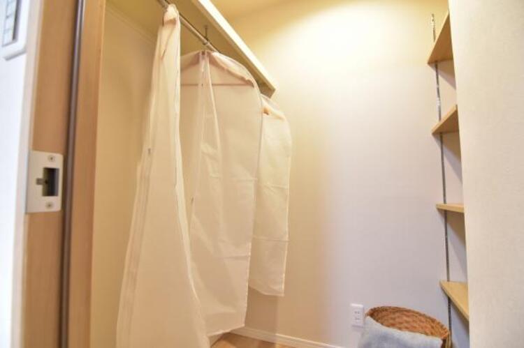 収納 たくさんの洋服をかけてもシワになりにくいウォークインクローゼット。洋服以外にも、普段使わない家電やスーツケース、ストック品など何でも片付く嬉しい空間です。