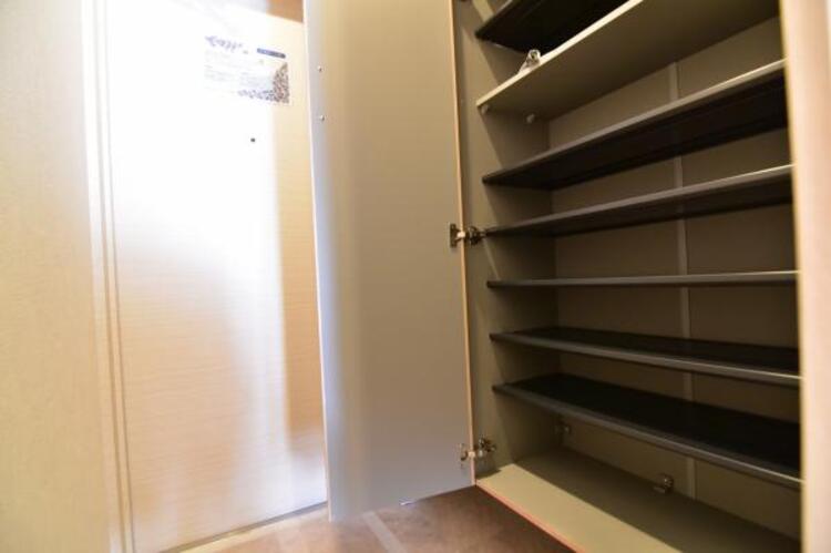 収納 シューズボックスにはご家族みんなの靴をたっぷりの収納できます。