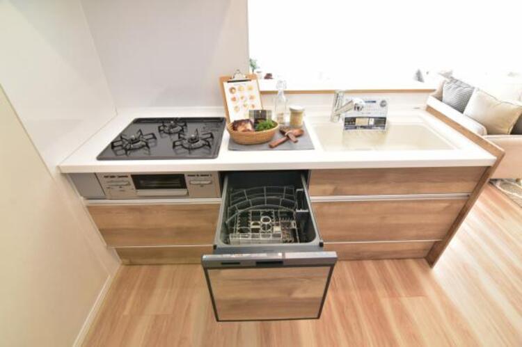 設備 食器洗浄乾燥機を標準装備。作動中は他の家事を並行して進めることができ、家事の時短と負担軽減につながります。高温、高圧水流で洗浄するため、除菌・消臭効果が期待でき、衛生面での安心感が高まります。また、手荒れの心配もなくなります。