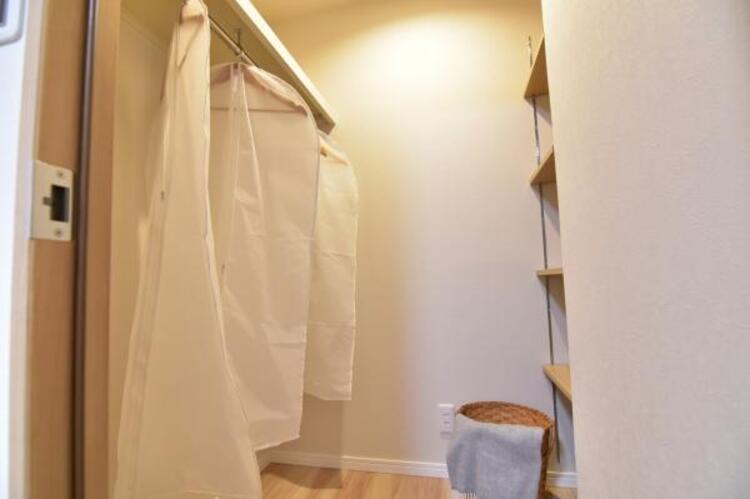 設備 収納力の高いウォークインクローゼット。衣類はもちろん、バッグやアクセサリーなどをまとめて収納できます。かさばる季節ものなどの収納にも便利です。