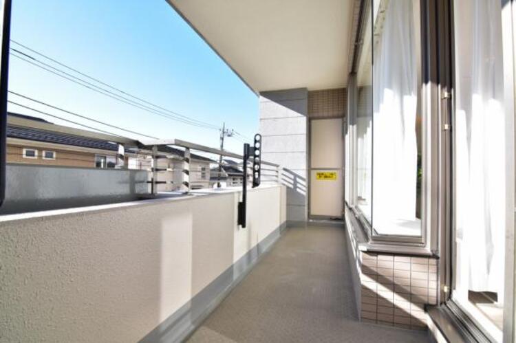 バルコニー 暮らしの中で光と風を演出してくれるバルコニーには陽光が燦々と降り注ぎます。お布団もお洗濯物もたくさん乾きそうです。ぜひ現地で陽当りの良さをご確認ください。（南西向き）
