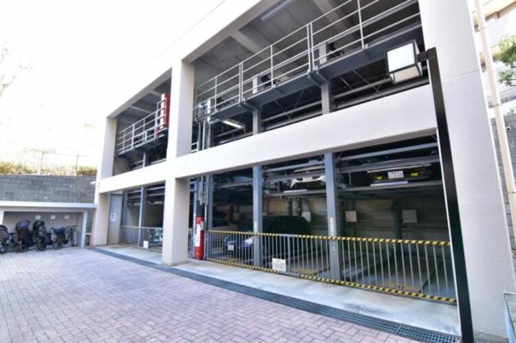 駐車場 機械式駐車場のため、全ての車でいたずらや盗難の危険が減ります。また日光によるボディ色の褪色、雨風による汚れを防ぎやすくなります。
