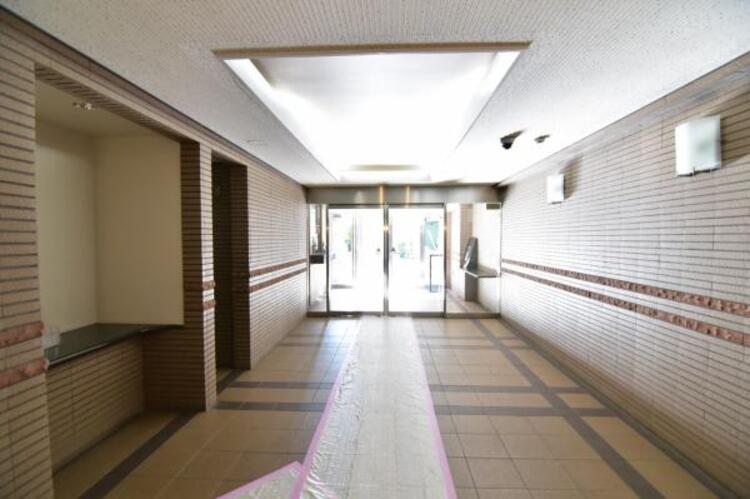 その他 管理が行き届いた清潔感のあるロビー。オートロックや防犯カメラも完備されており、マンションならではの防犯性の高さも住宅選びの大切な要素ですね。