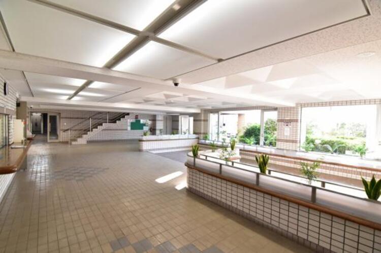 その他 スタイリッシュなのはもちろん、質感があり、機能的でもあるロビー。