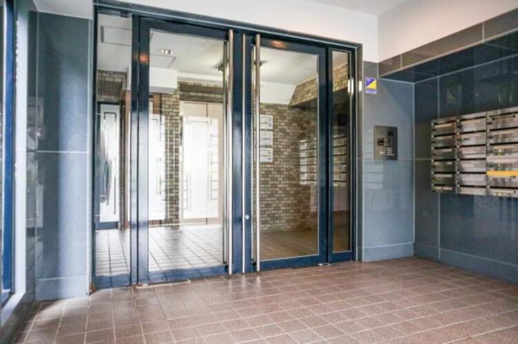 その他 管理が行き届いた清潔感のあるロビー。オートロックも完備されており、マンションならではの防犯性の高さも住宅選びの大切な要素ですね。