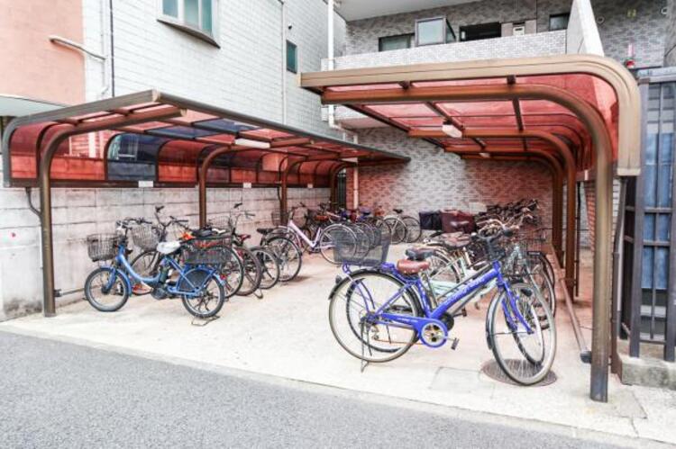 その他 敷地内に設けられた駐輪場スペース、屋根付きのため雨の日も安心ですね。