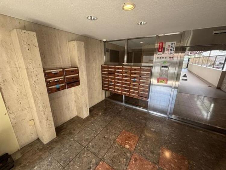 その他 エントランスに備え付けの郵便受けです