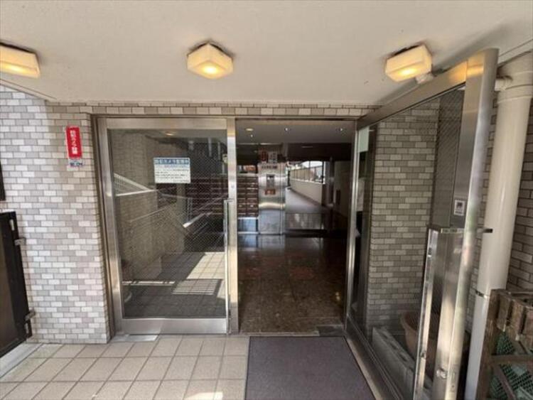 エントランス 住まいの顔ともいえるエントランスは、上品で洗練された印象に仕上がっています。