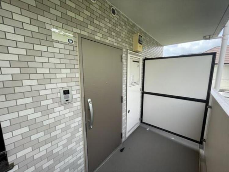 その他 シンプルで落ち着いたデザインの玄関が魅力です。