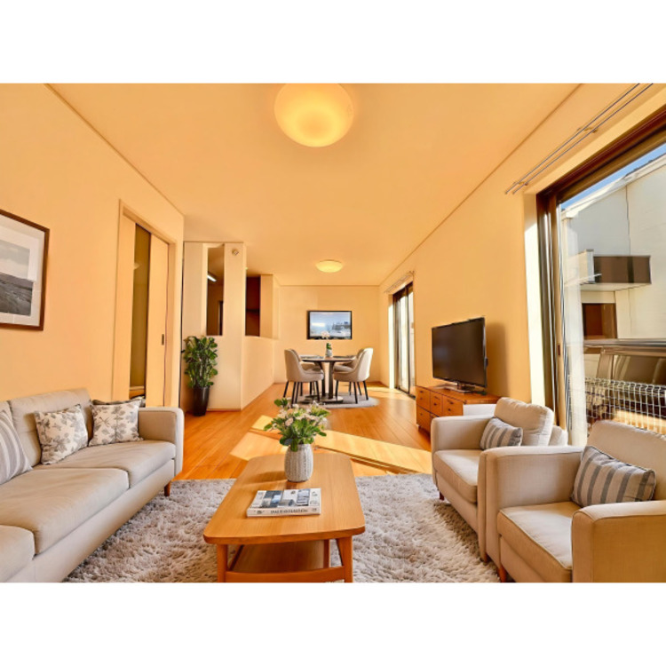 居間 【配置してある家具や小物はCGによるイメージです】