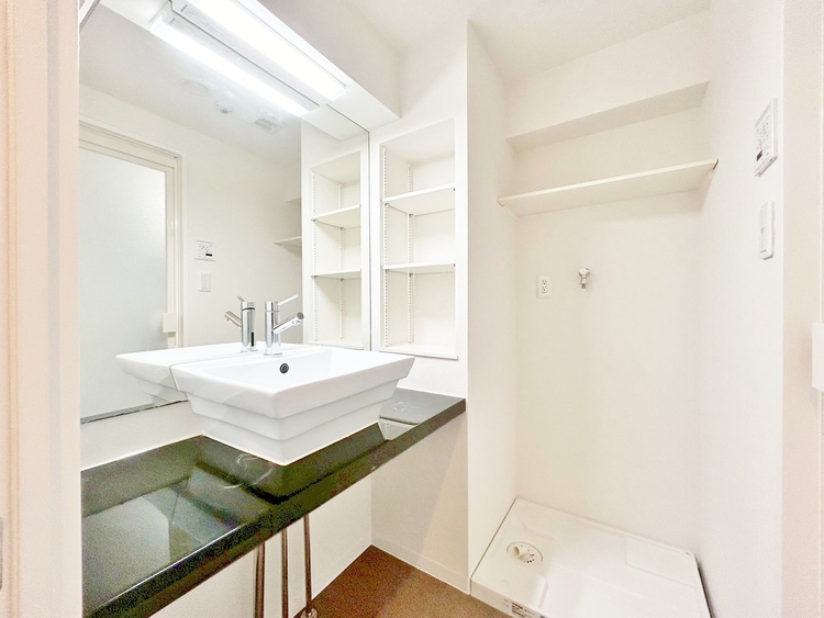 その他 清潔感を感じられる洗面化粧台。