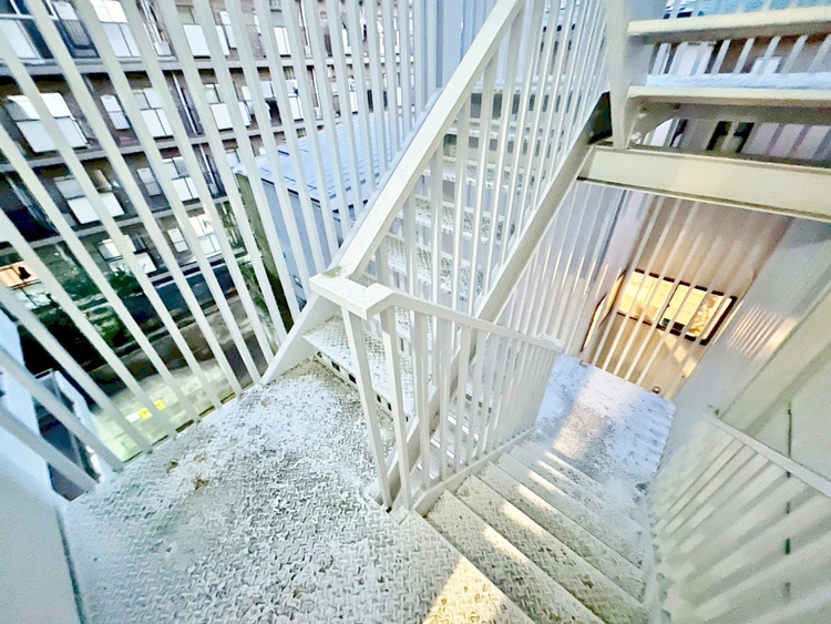 その他 共用部の階段です。明るく清潔に管理されています。