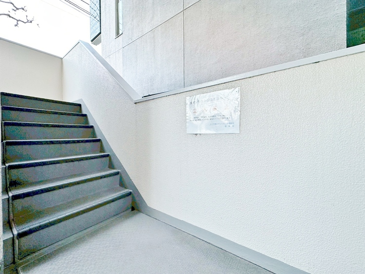 その他 共用部の階段です。明るく清潔に管理されています。