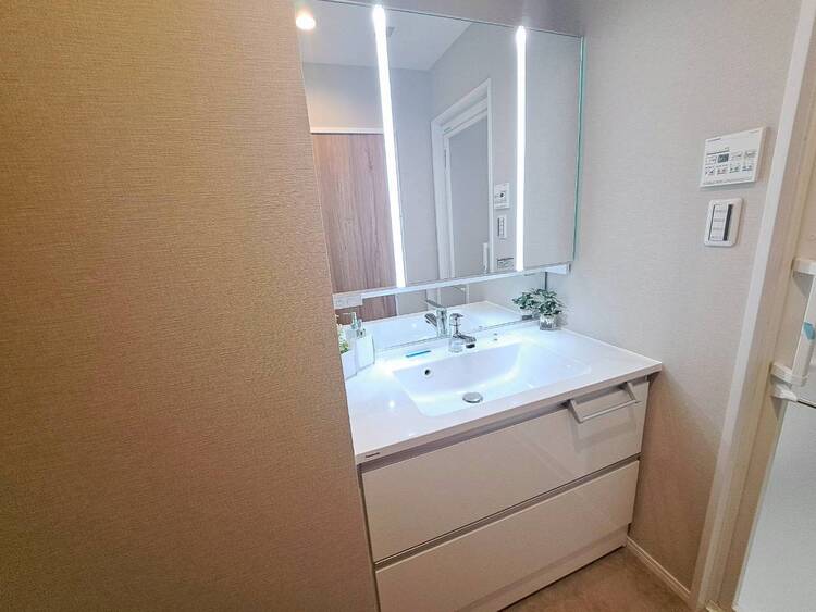 その他 清潔感を感じられる洗面化粧台。