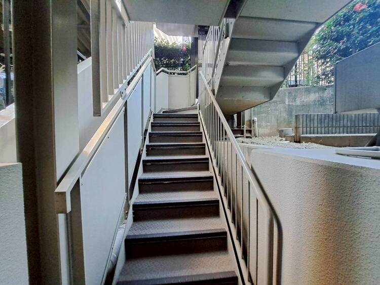 その他 共用部の階段です。明るく清潔に管理されています。