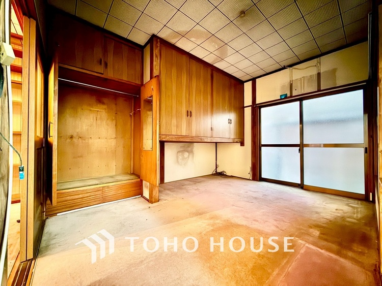 内装 【木漏れ日】の様な採光が優しく足元を照らし、心地いい暮らしの道しるべを写し出す。この空間で過ごす家族との語らいの時間がとても素敵で幸せを感じるかもしれない。