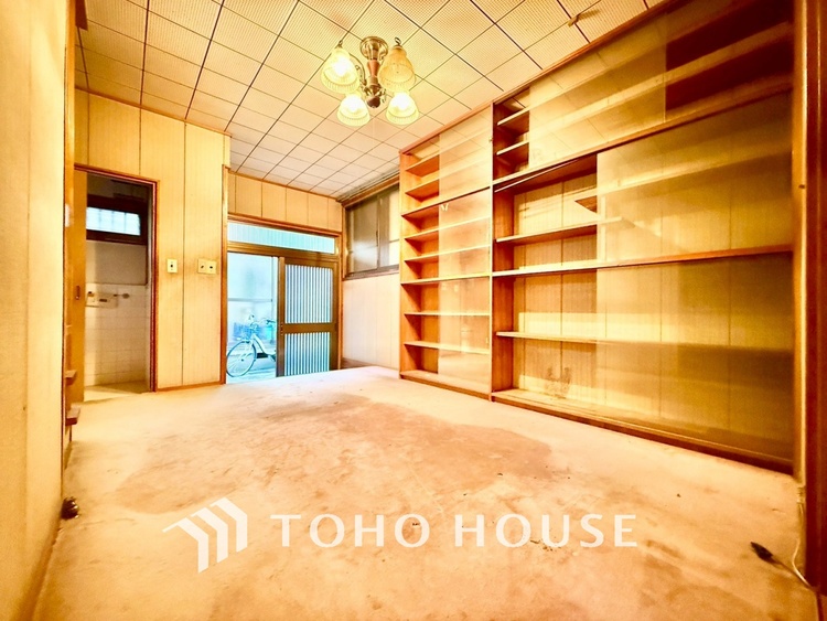 内装 【リビングルーム】天井に埋められた連続する眩い光−ダウンライト。それはまるでフライト航路のアプローチライトのように優美でロマン溢れるポジショニング。