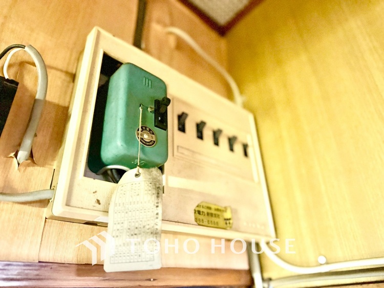 内装 【色彩】この空間に放たれた光は華美なまでに演出されたデザイン。流れる時をより芳醇なコーヒーの様な色彩奏でるアダージョ。そして情景豊かな作品のような暮らしがイメージできる。