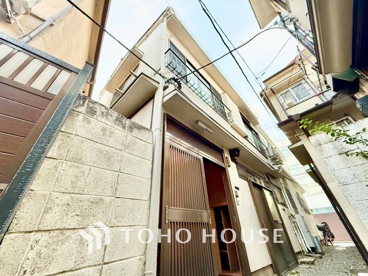 外観 窓を開けベランダに出ると当所なく広がる街と空のスクリーン。風が凪ぎ一時停止する目の前の画面の中、僕は一体何を考えていたのだろう。牧歌な街並みが僕を穏やかにさせてくれる。