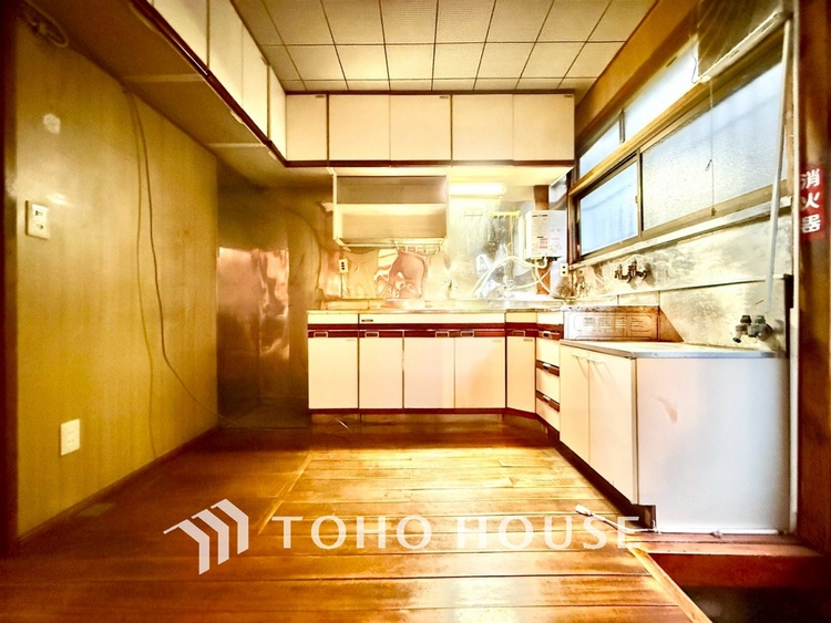 キッチン 【居心地のいい暮らし】には欠かせない眩い採光。ゆったりとした幅の窓からこの空間に降り注ぐ採光が絶えない。明るいリビングこそ居心地のいい暮らしが待っているのだと思う。