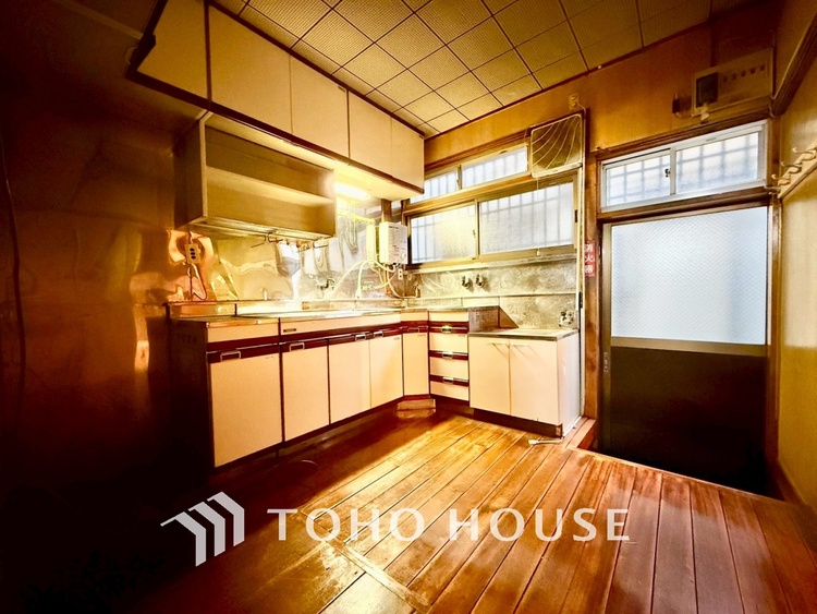 キッチン 【癒しの空間】室内構成に拘り採光とセンスを散りばめた空間。それは『柔らかさ』に似た素敵な居場所。そこに暮らす人のことを考えつくり出したものは『癒し』という心地よい居場所なんだと思う。