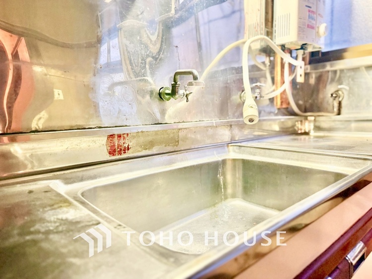 キッチン 【豪華絢爛】事も無げに美しく、伝えるには筆舌に尽くし難い。豪華絢爛や華美と言う事ではなく、住まう者にとって暮らし易く心地がいいと言う美しさがこの住まいには込められている。