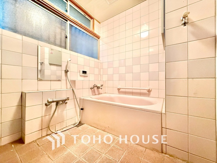 風呂 【Bathroom】奥行きが長く足を延ばしてもラクラクのスペース。体の大きい方でも嬉しいワイドサイズ。また、カビが付きにくく軽くこすれば簡単に落ちるお掃除ラクラク仕様です。