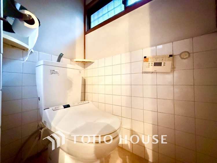 トイレ 【Toilet】トイレも全て新品に交換されており、清々しく新生活を始めることができます。白基調の清潔感のある空間に生まれ変わりました。