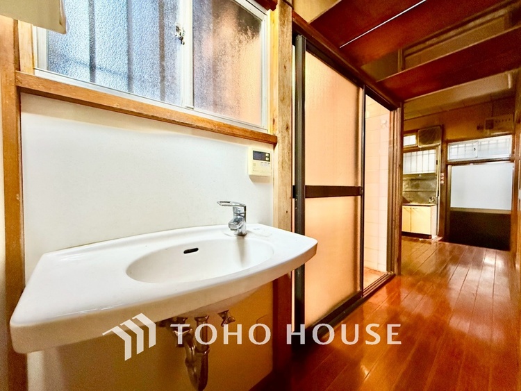 洗面 【Wash basin】十分な大きさの洗面台は収納もさる事ながら、身だしなみチェックや歯磨きなど、朝の慌ただしい時間でもホテルライクなスペースで余裕とゆとりを感じて頂けます。