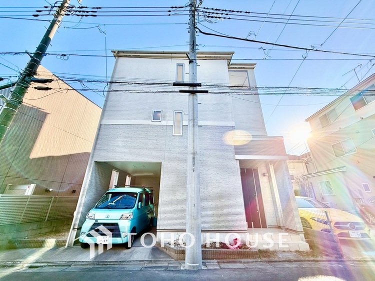 内装 【時を忘れる場所】ここにはみんなが集い、食事と楽しい会話が始まる。話に夢中になりすぎて、ついつい時を忘れ夜半過ぎになってしまう。そんな束の間の幸せを感じさせてくれる場所でありたい。