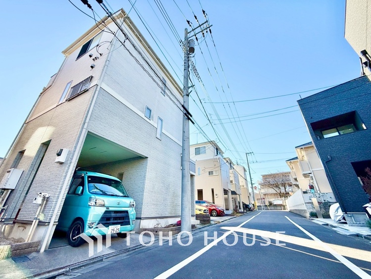 内装 【木漏れ日】の様な採光が優しく足元を照らし、心地いい暮らしの道しるべを写し出す。この空間で過ごす家族との語らいの時間がとても素敵で幸せを感じるかもしれない。