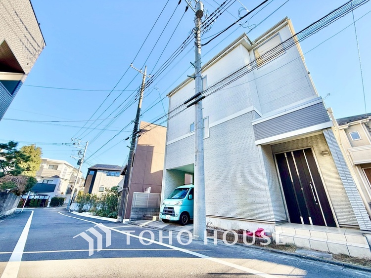 内装 【季節外れのホームホリディ】喧噪から離れ広々したリビングでゆったりと過ごす。そんな寛いだ休日もあっていい。だって『何もしない時を楽しむ』そんな贅沢な時間を愛する家族と堪能できるのだから。