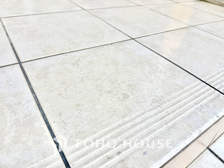 内装 【リビングルーム】天井に埋められた連続する眩い光−ダウンライト。それはまるでフライト航路のアプローチライトのように優美でロマン溢れるポジショニング。